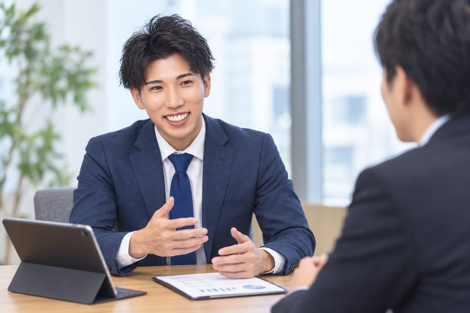 お客様の希望を伺う合同会社Fonotechの担当者